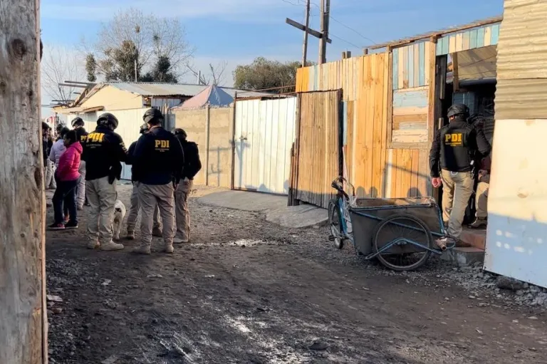 PDI realiza masiva fiscalización migratoria en campamento de Maule Norte
