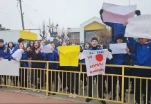 Alumnos y apoderados del Colegio Palencia se manifiestan por uso obligatorio de falda en días de bajas temperaturas Alumnos y apoderados del Colegio Palencia se manifiestan por uso obligatorio de falda en días de bajas temperaturas
