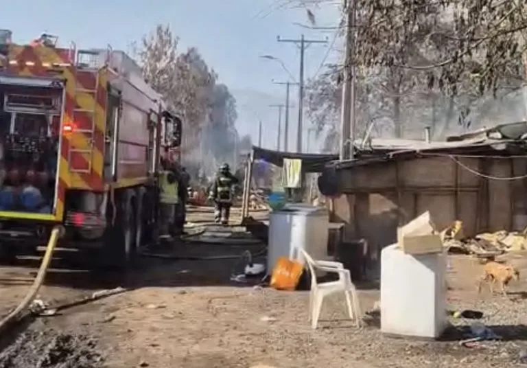 Voraz incendio arrasa con viviendas en campamento Galvarino de Rengo