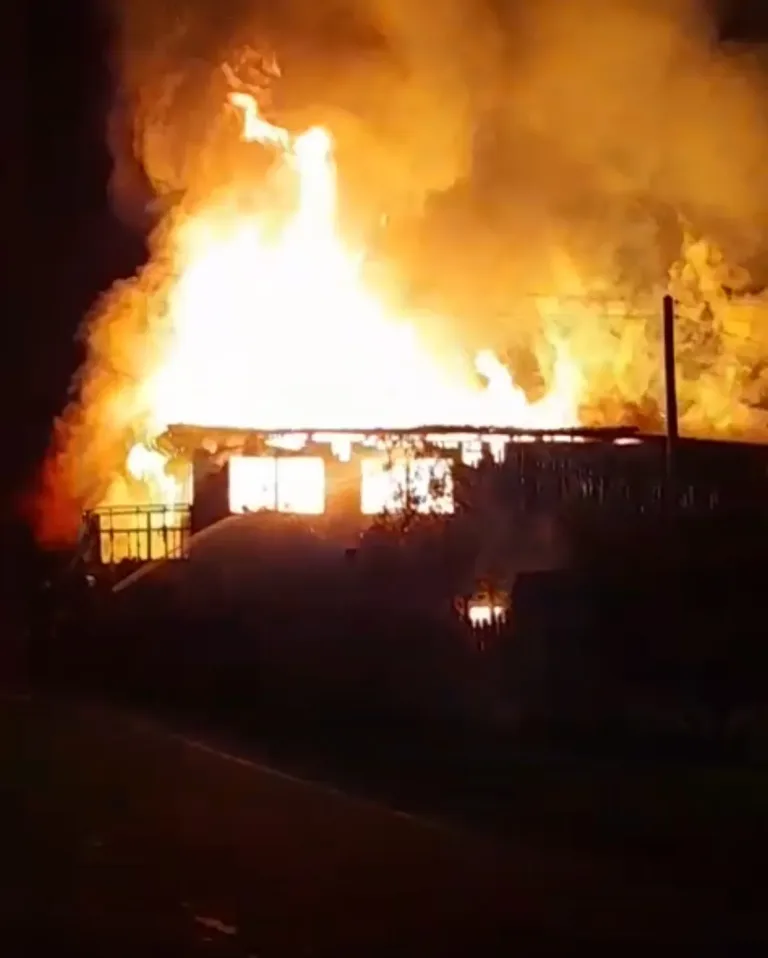 Incendio destruye por completo residencial en sector costero de Lipimávida