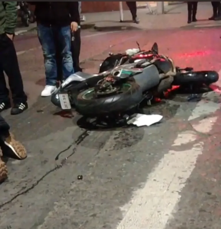 Nuevo accidente de motorista en avenida Camilo Henríquez moviliza a equipos de emergencia en Curicó