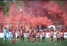Hinchas son formalizados por lanzamiento de bengalas en estadio de Linares Screenshot