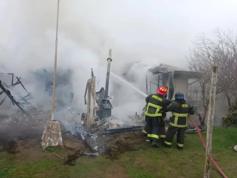 Tres personas damnificadas tras incendio que destruyó vivienda en la comuna de Maule
