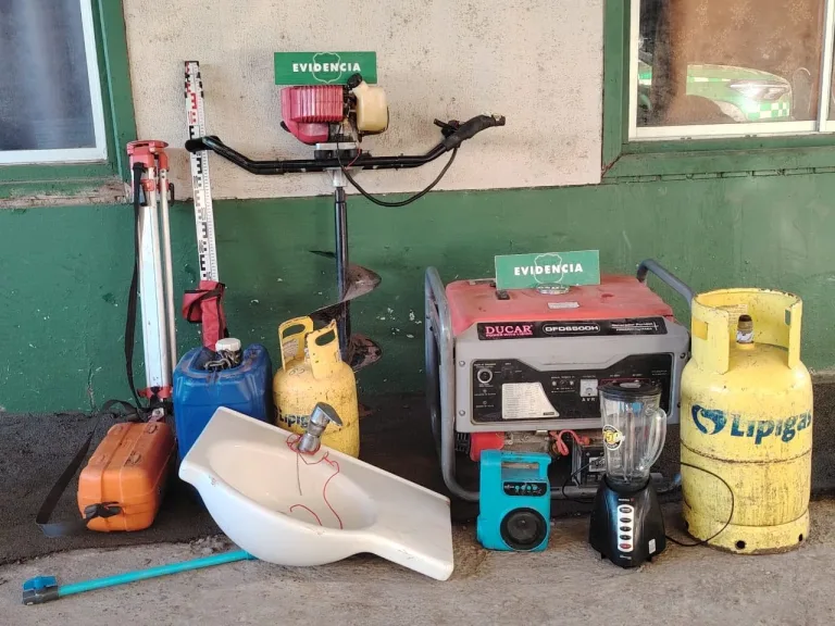 Carabineros de Litueche detienen a tres sujetos con especies robadas tras control vehicular