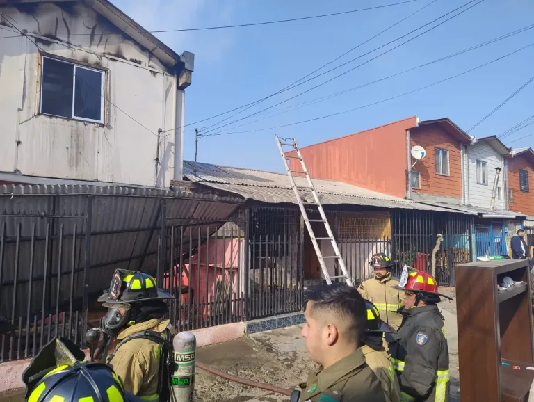 Incendio destruye vivienda en población Inés Aragay de Parral