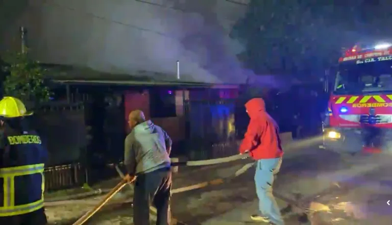 Incendio destruye una vivienda y deja otras dos con daños en población Carlos Trupp de Talca