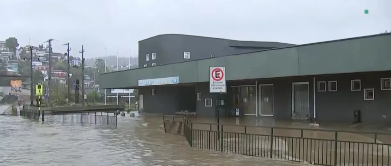 Sistema frontal provoca desborde de estero en Constitución y amenaza con inundar Cesfam local