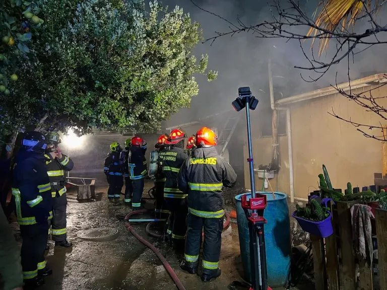 Incendio estructural moviliza a Bomberos en población María Eliana de Las Cabras