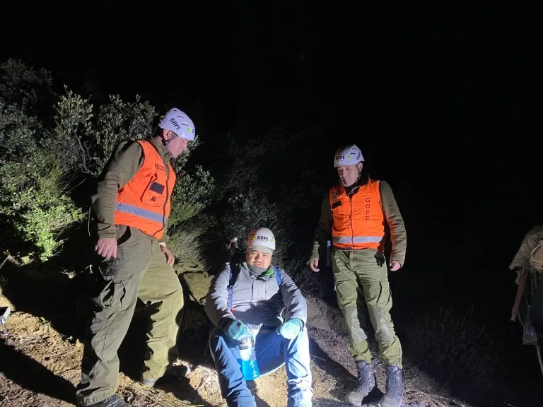 Carabineros rescatan a joven extraviado en cerro La Argolla de San Fernando