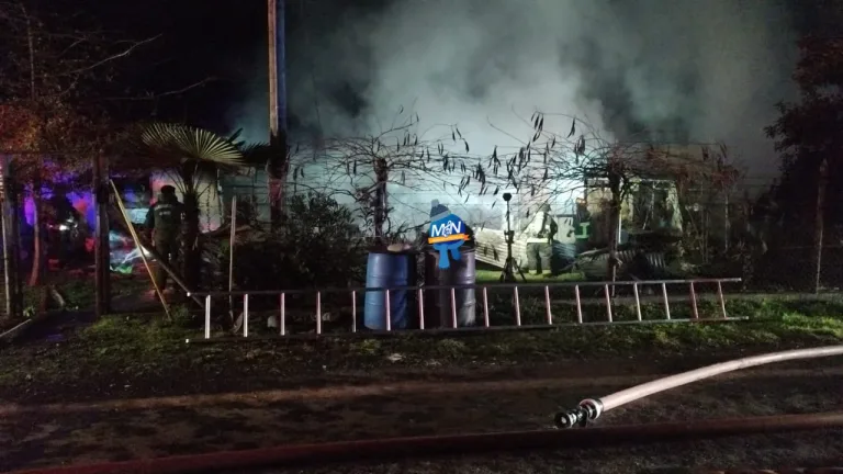Dos viviendas destruidas deja incendio que motivó alarma general de Bomberos en Teno