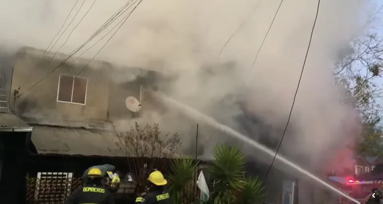 Incendio destruye dos viviendas en población San Antonio de Talca