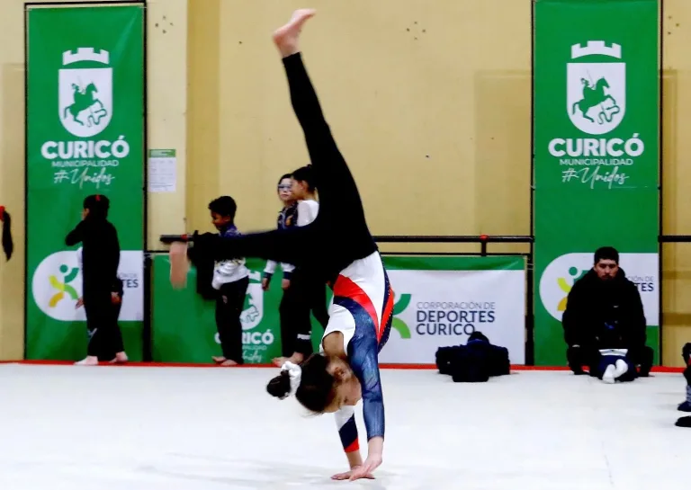 Renuevan tapete deportivo en el Gimnasio La Granja para fortalecer prácticas deportivas en Curicó