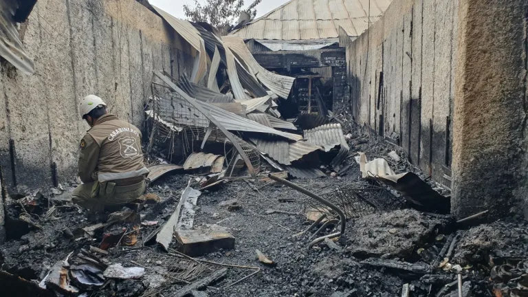 Investigan incendio que destruyó local comercial en Pelarco