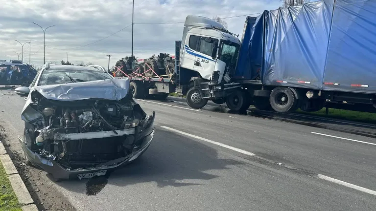 Colisión múltiple en Ruta 5 Sur, salida sur de Curicó, deja un lesionado y genera alta congestión vehicular