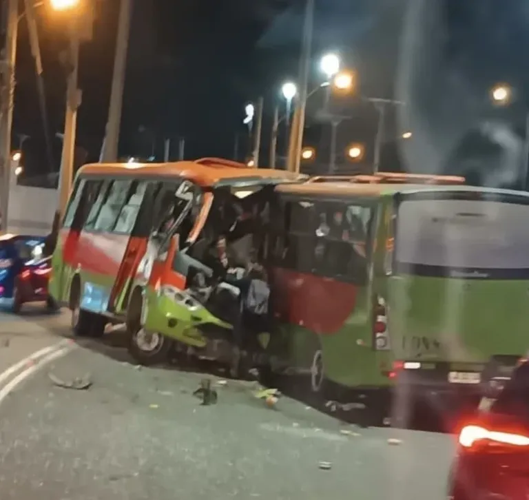 Grave colisión frontal entre microbuses en Valparaíso deja dos conductores fallecidos y al menos 20 heridos