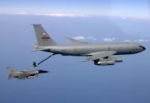 Donald Trump advierte a Irán y exige "rendición incondicional" mientras EE.UU. moviliza fuerzas militares hacia Medio Oriente avion-KC135_refueling