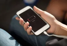 Fiscalía investiga muerte de adolescente tras recibir descarga eléctrica mientras usaba su celular cargando-celular