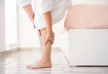 Úlceras venosas: la herida crónica que afecta a más de 40 mil personas en Chile ulcera-venosa-dolor-piernas-mujer