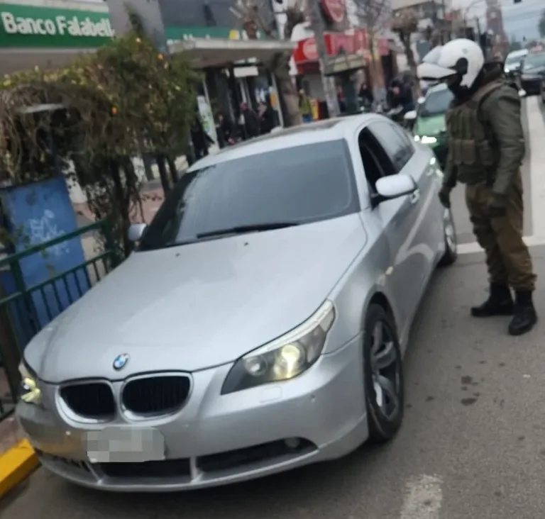 Carabineros detiene a sujeto con vehículo robado en pleno centro de San Fernando