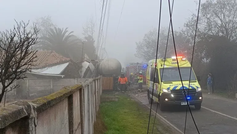 Camión cargado con leche impacta vivienda tras violento accidente en Rengo