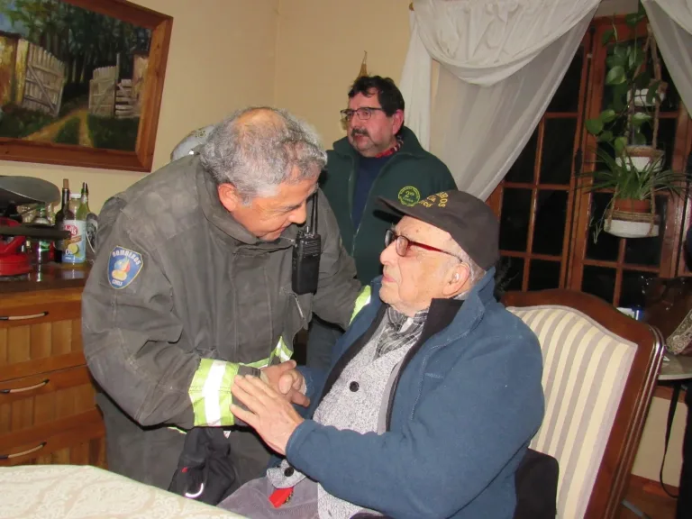 Bomberos de Santa Fe de Curicó rinden emotivo homenaje a voluntario insigne por sus 100 años de vida