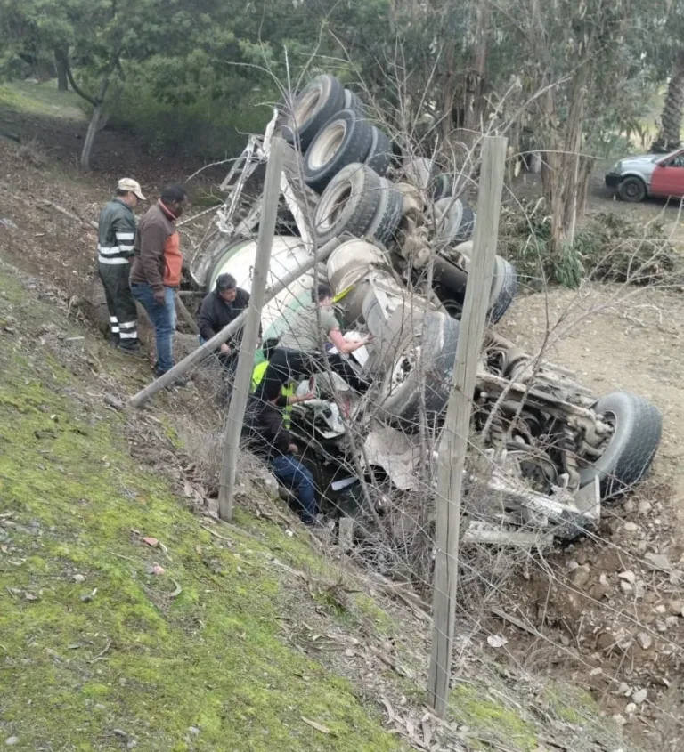 Conductor salva con vida tras volcamiento de camión en la Cuesta La Lajuela, comuna de Santa Cruz