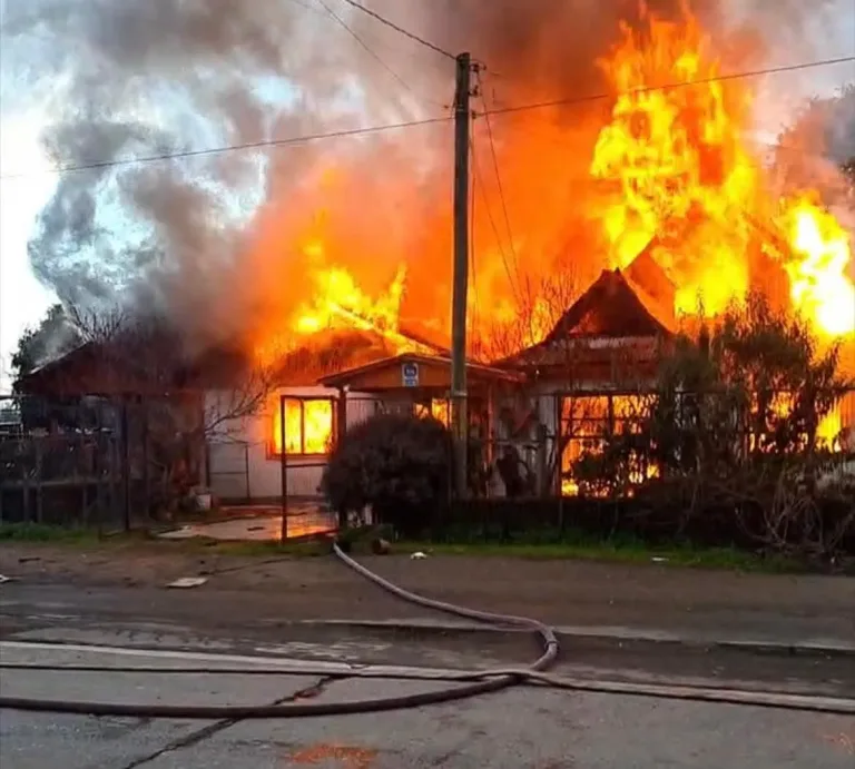 Incendio destruye dos viviendas en sector rural de Linares