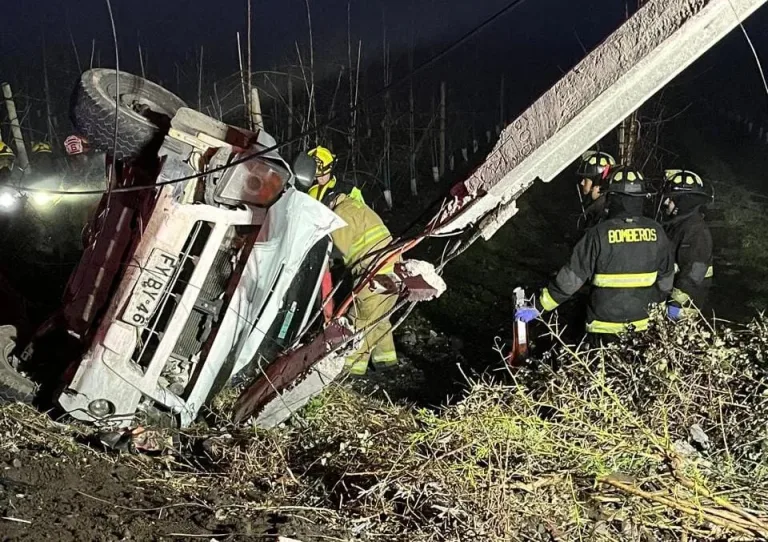 Choque contra poste en camino a Los Niches dejó una persona lesionada y cortes de luz en el sector