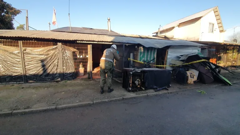 Carabineros de la Labocar investigan incendio que afectó a tres viviendas en Pelarco