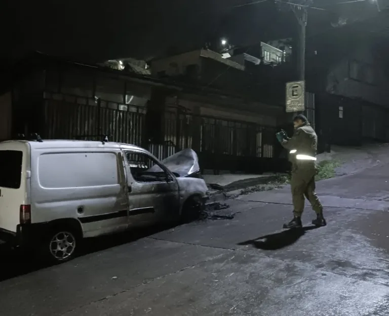 Labocar Talca realiza peritajes por vehículo incendiado en Constitución