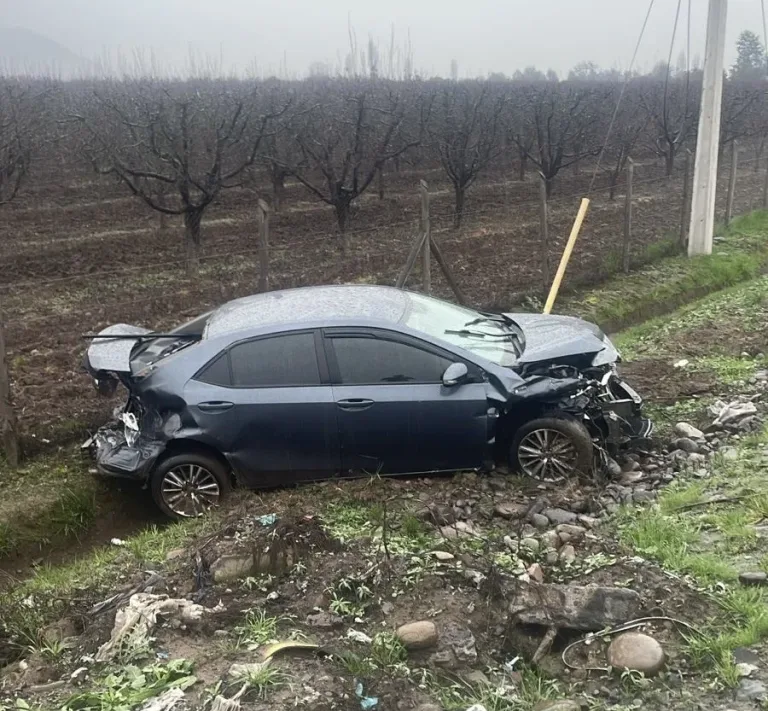 Una persona lesionada deja colisión entre dos vehículos en ruta 90, comuna de Placilla
