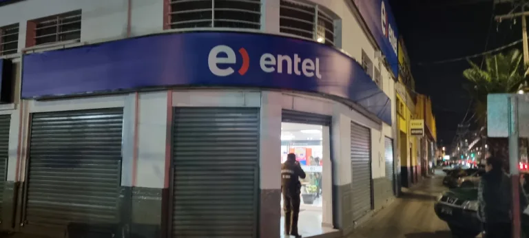 Violento “turbazo” afectó ahora a la sucursal de Entel en el centro de Curicó
