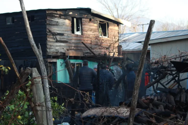 Incendio destruye dos viviendas en Placilla y deja siete personas afectadas