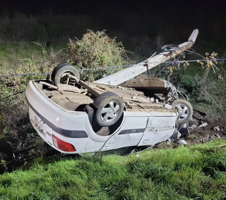Violento accidente en la Ruta 90 deja dos heridos tras colisión y volcamiento en Palmilla