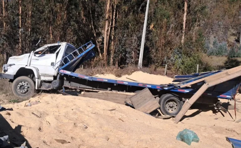 Dos personas resultan lesionadas tras volcamiento de camión en Cuesta La Panchita