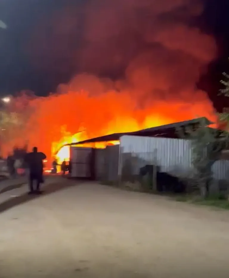 Violento incendio afectó a taller de mueblería  que amenazó con propagarse a viviendas en Pelequén