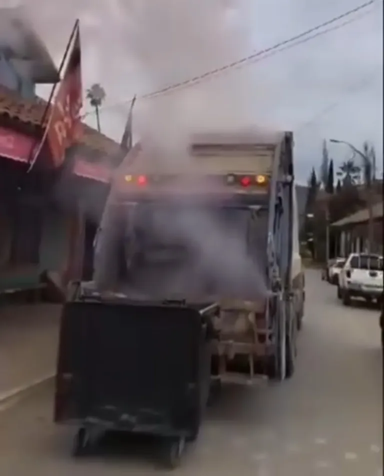 Investigan explosión al interior de camión recolector de basura en la costa de Curicó