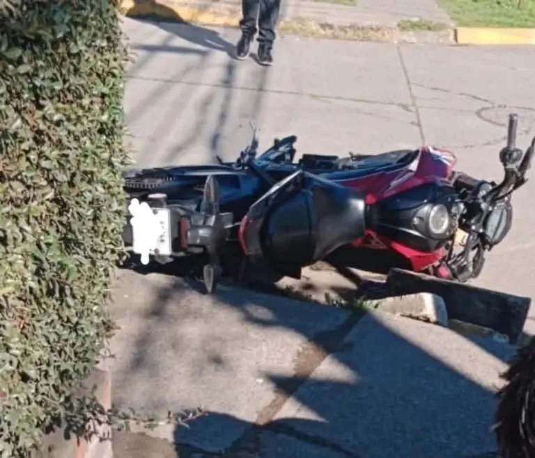 Colisión entre camioneta y motocicleta deja a dos personas lesionadas en Rengo