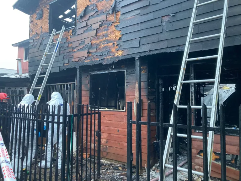 Tragedia en Valdivia: Incendio deja cuatro fallecidos, entre ellos dos menores de edad