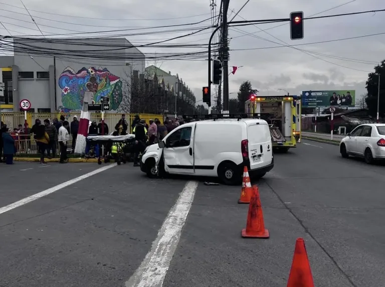 Dos lesionados deja colisión entre vehículo menor y motocicleta en Curicó: uno de los móviles fue ocultado tras el accidente