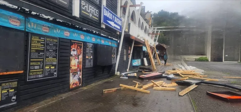 Viento y lluvias provocan serios daños en feria artesanal de Iloca