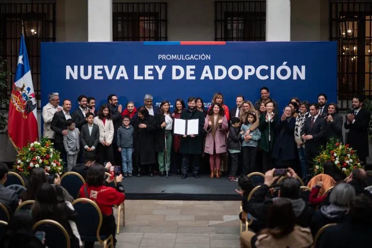 Presidente Boric promulga nueva Ley de Adopción que prioriza el bienestar de niños y adolescentes
