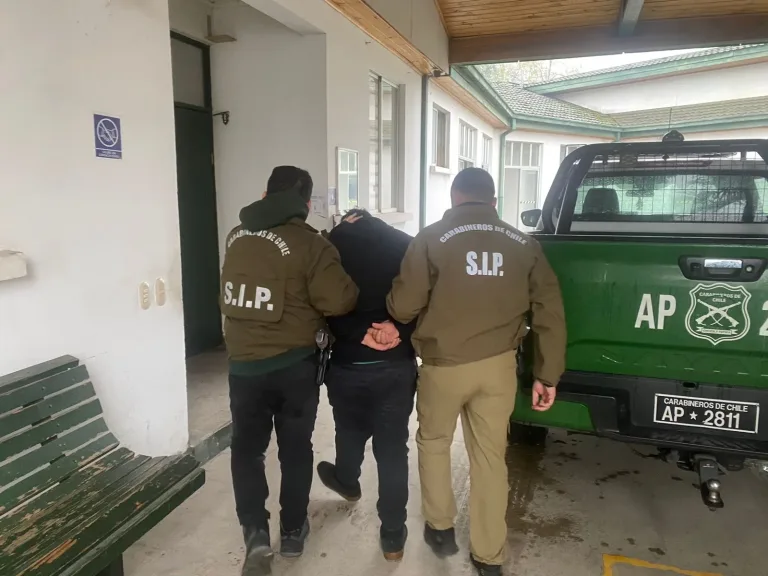Carabineros ejecuta operativo en talleres y desarmadurías de Talca: hay detenidos y vehículos recuperados