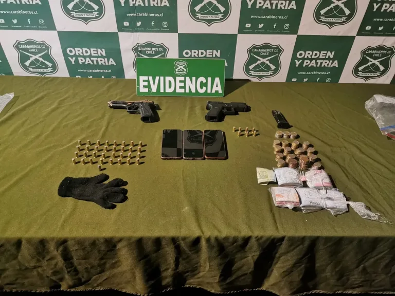 Detienen a pareja con armas de fuego, municiones y más de $1,5 millones tras persecución en San Fernando