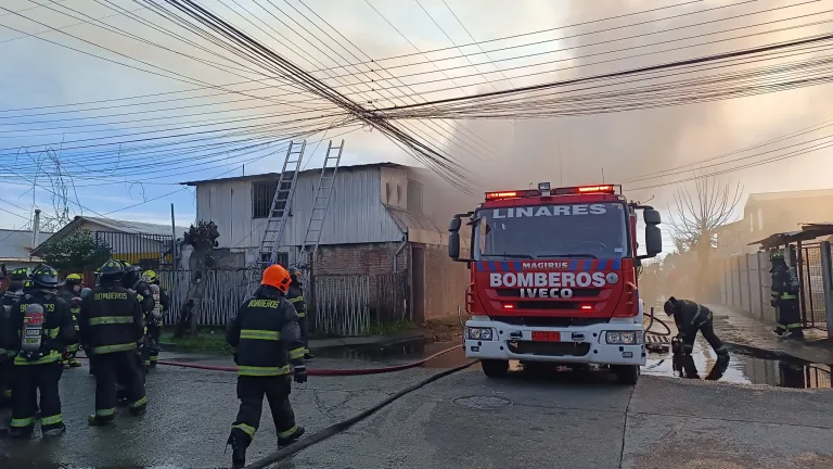 Incendio en bodega clandestina en Linares obliga a despliegue masivo de bomberos y provoca intoxicación por ají en voluntarios