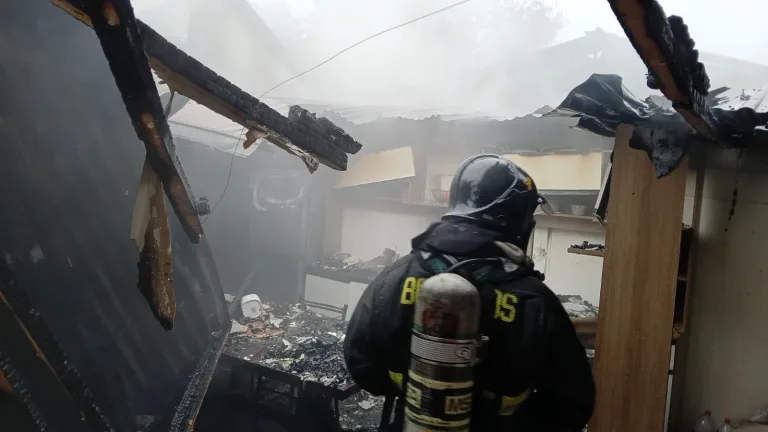 Vivienda resultó con severos daños tras incendio en el sector Tutuquén de Curicó