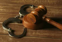 justicia-esposas-juridico-martillo-madera