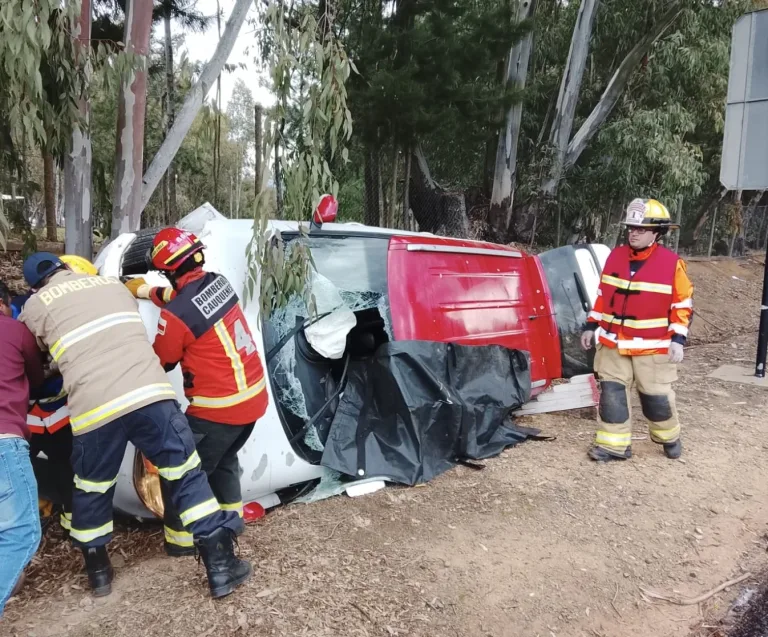 Volcamiento de vehículo en Cauquenes deja un fallecido y un herido