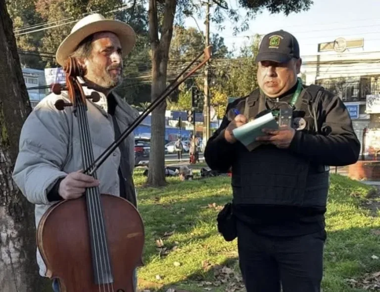 Diversas reacciones causó en redes sociales supuesta infracción a artista callejero en la Feria de los Caldos en Curicó
