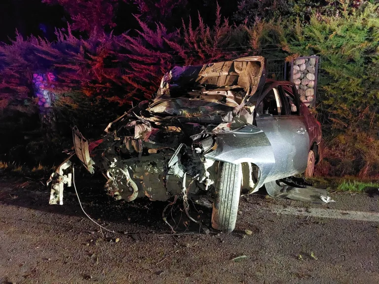 Conductor resulta lesionado tras colisión contra pilar y muro en sector Llancanao en Linares